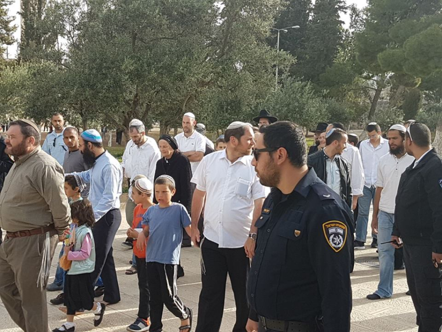 تشديد الاجراءات على دخول المسلمين للأقصى وتسهيلات لاقتحامات المستوطنين 